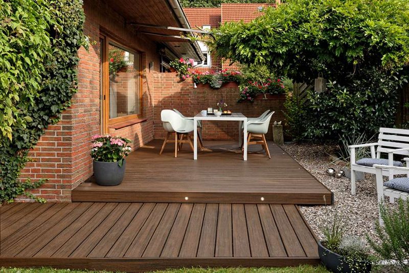 Floating deck without railings